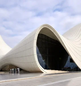 Fachada ondulada e futurista do Centro Heydar Aliyev, em Baku, Azerbaijão, com design fluido e estrutura branca projetada pela arquiteta Zaha Hadid.