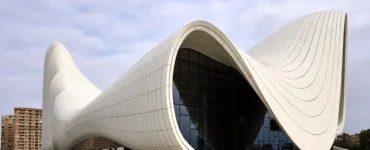 Fachada ondulada e futurista do Centro Heydar Aliyev, em Baku, Azerbaijão, com design fluido e estrutura branca projetada pela arquiteta Zaha Hadid.