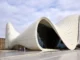 Fachada ondulada e futurista do Centro Heydar Aliyev, em Baku, Azerbaijão, com design fluido e estrutura branca projetada pela arquiteta Zaha Hadid.