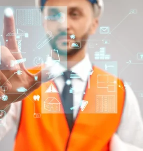 Engenheiro com colete laranja interagindo com tela digital transparente, exibindo ícones tecnológicos relacionados à construção civil e inovação.