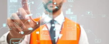 Engenheiro com colete laranja interagindo com tela digital transparente, exibindo ícones tecnológicos relacionados à construção civil e inovação.