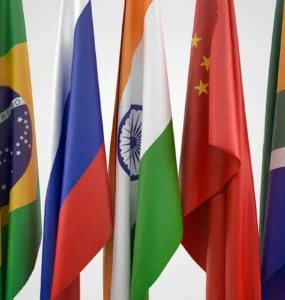 Bandeiras de Brasil, Rússia, Índia, China e África do Sul alinhadas lado a lado, representando o bloco econômico BRICS.