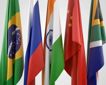 Bandeiras de Brasil, Rússia, Índia, China e África do Sul alinhadas lado a lado, representando o bloco econômico BRICS.