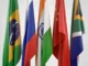 Bandeiras de Brasil, Rússia, Índia, China e África do Sul alinhadas lado a lado, representando o bloco econômico BRICS.