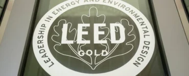 Selo de certificação LEED Gold 2018 em vidro, representando construções sustentáveis e eficiência ambiental