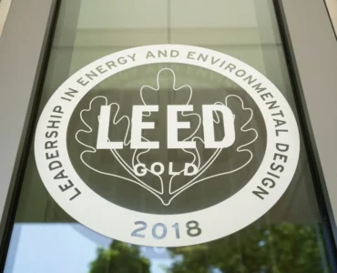 Selo de certificação LEED Gold 2018 em vidro, representando construções sustentáveis e eficiência ambiental