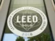 Selo de certificação LEED Gold 2018 em vidro, representando construções sustentáveis e eficiência ambiental