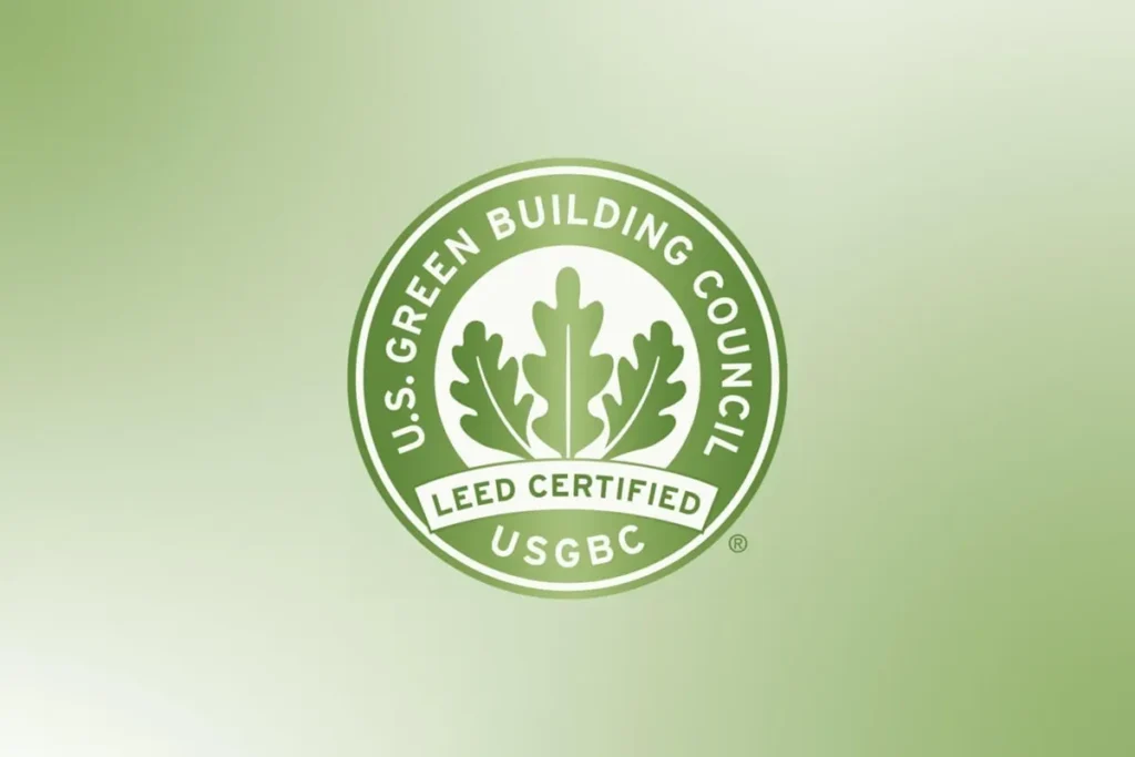Logotipo verde da certificação LEED do U.S. Green Building Council com fundo em tom verde claro