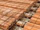 Laje pré-moldada com vigotas de concreto e blocos cerâmicos, mostrando armação de ferro na construção.