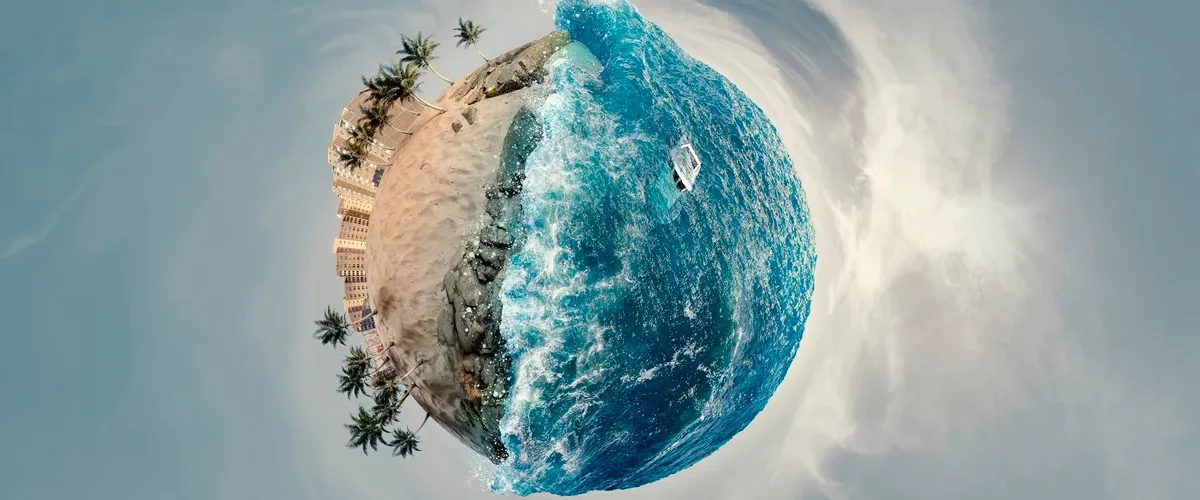 Efeito Little Planet mostrando uma praia com palmeiras e mar azul formando um mini planeta em imagem panorâmica 360 graus.
