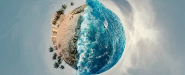 Efeito Little Planet mostrando uma praia com palmeiras e mar azul formando um mini planeta em imagem panorâmica 360 graus.