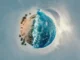 Efeito Little Planet mostrando uma praia com palmeiras e mar azul formando um mini planeta em imagem panorâmica 360 graus.