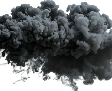 Grande massa de nuvens escuras e densas formando um bloco compacto no céu.