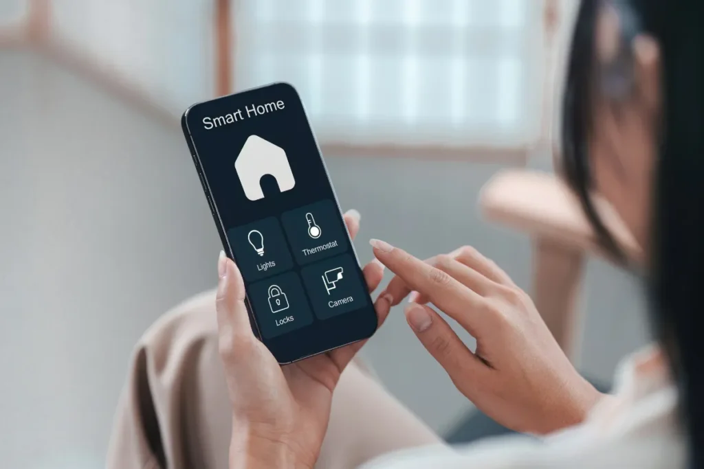Mulher usando celular para controlar aspectos da sua casa