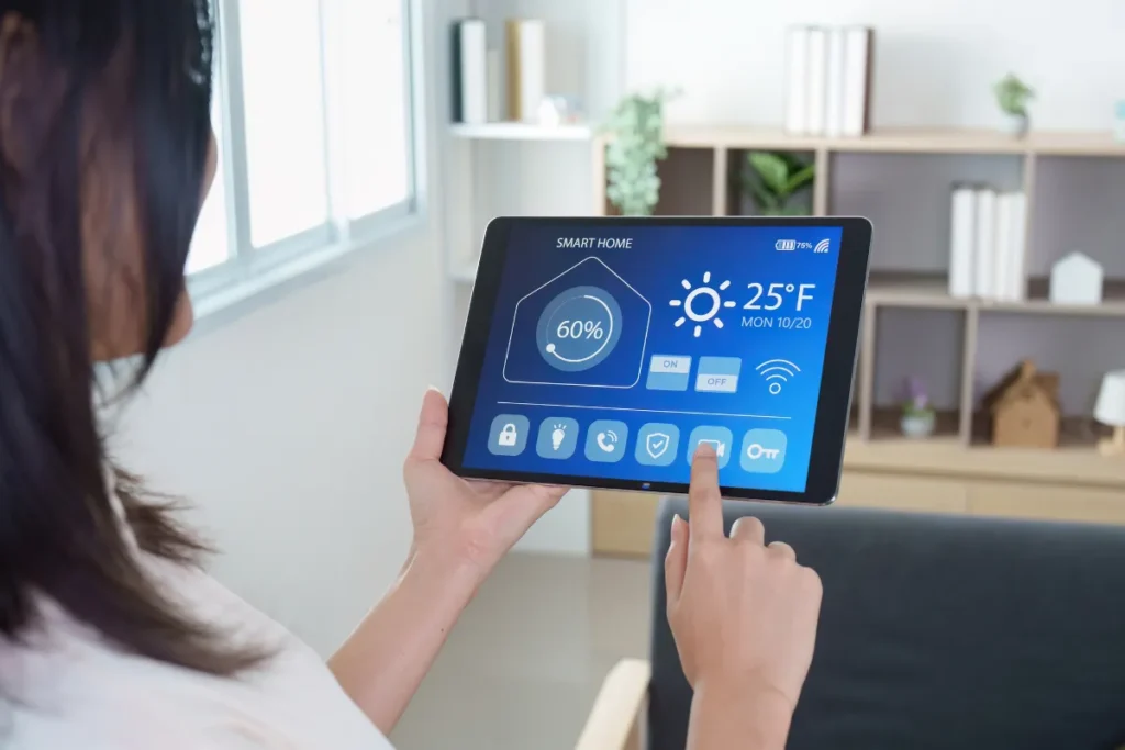 Pessoa usando tablet para controlar casa inteligente