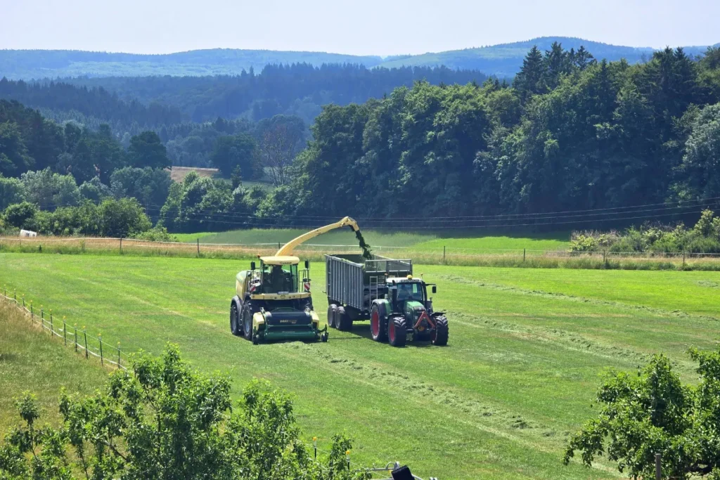 Plantação agrícola com máquinas em funcionamento