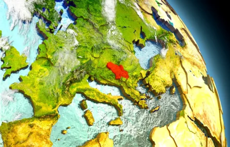 Mapa físico da Europa com relevo e cores topográficas destacando regiões montanhosas e áreas de menor altitude.