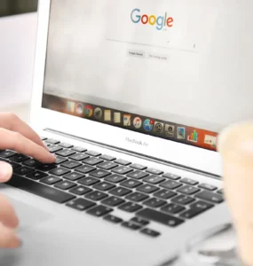 Pessoa acessando o Google em seu laptop