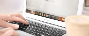 Pessoa acessando o Google em seu laptop