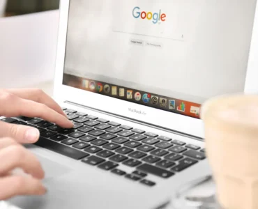 Pessoa acessando o Google em seu laptop