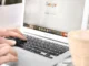 Pessoa acessando o Google em seu laptop
