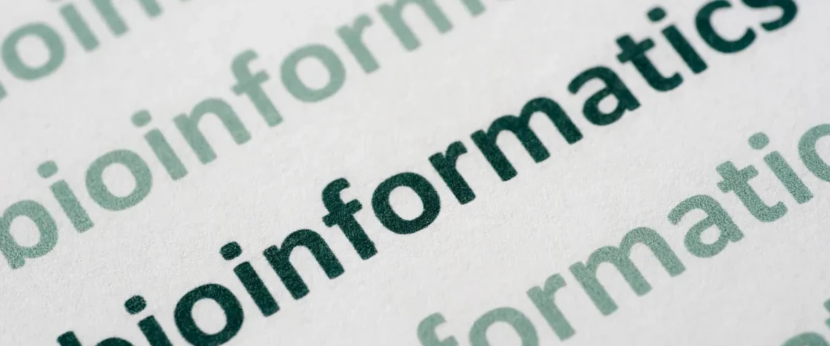 palavra bioinformatics escrita em destaque repetida em fundo claro