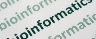 palavra bioinformatics escrita em destaque repetida em fundo claro