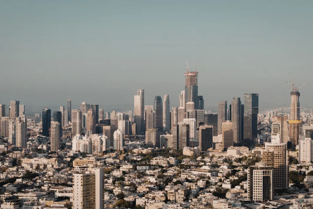 Vista panorâmica de cidade com grande quantidade de prédios e áreas urbanizadas se estendendo ao horizonte