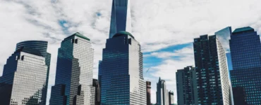 Conjunto de arranha-céus modernos em área central de cidade com edifícios altos e arquitetura urbana