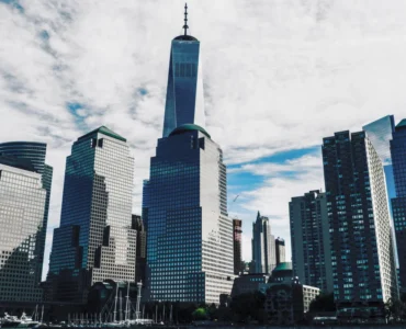 Conjunto de arranha-céus modernos em área central de cidade com edifícios altos e arquitetura urbana