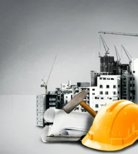 Capacete de segurança amarelo, martelo e plantas de projeto diante de prédios em construção com guindastes.