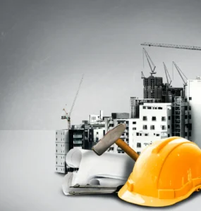 Capacete de segurança amarelo, martelo e plantas de projeto diante de prédios em construção com guindastes.