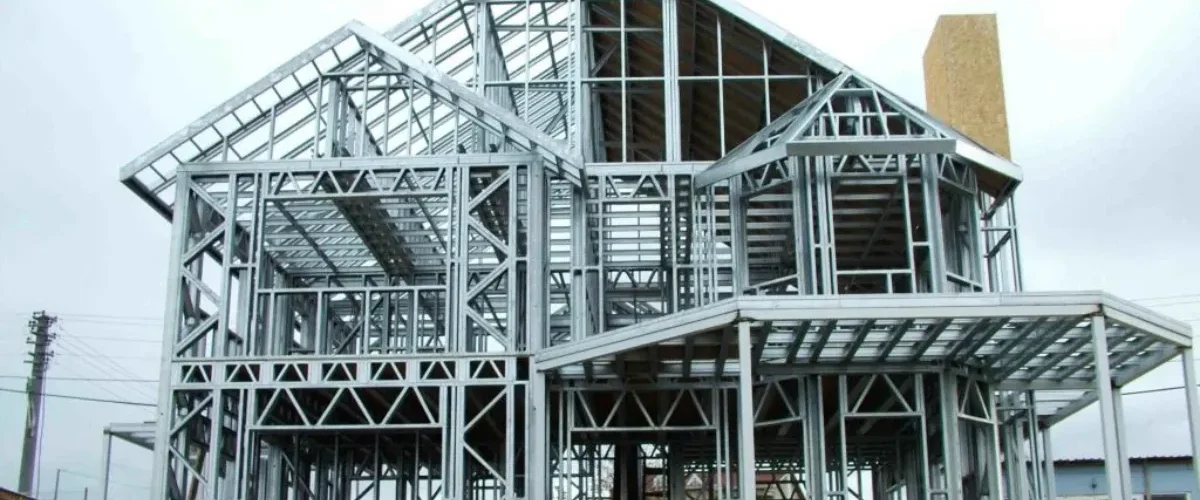 Estrutura metálica de casa em steel frame em fase inicial de construção