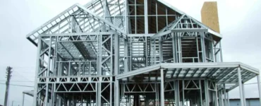 Estrutura metálica de casa em steel frame em fase inicial de construção
