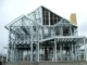 Estrutura metálica de casa em steel frame em fase inicial de construção